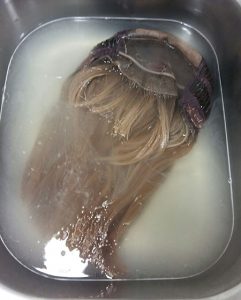 lavar-peluca-01-la-maison-del-cabello-champú-241x300 Lavar tu prótesis capilar en pocos pasos