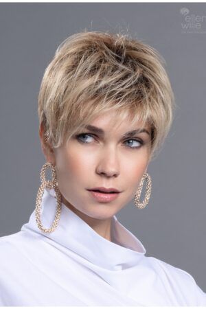 La modelo lleva el color SANDY BLONDE ROOTED