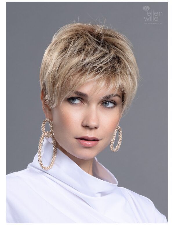 La modelo lleva el color SANDY BLONDE ROOTED