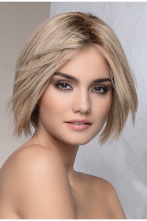 La modelo lleva el color SANDY BLONDE ROOTED