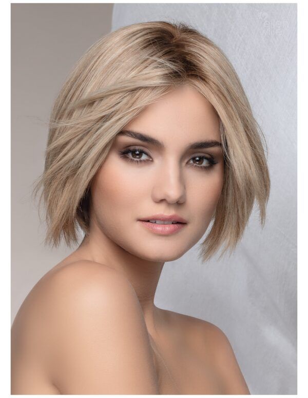 La modelo lleva el color SANDY BLONDE ROOTED