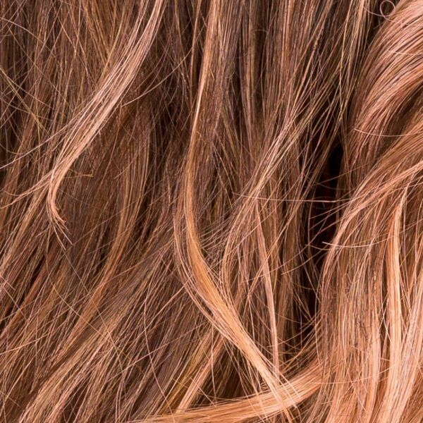 La modelo lleva el color ROSE BLONDE ROOTED